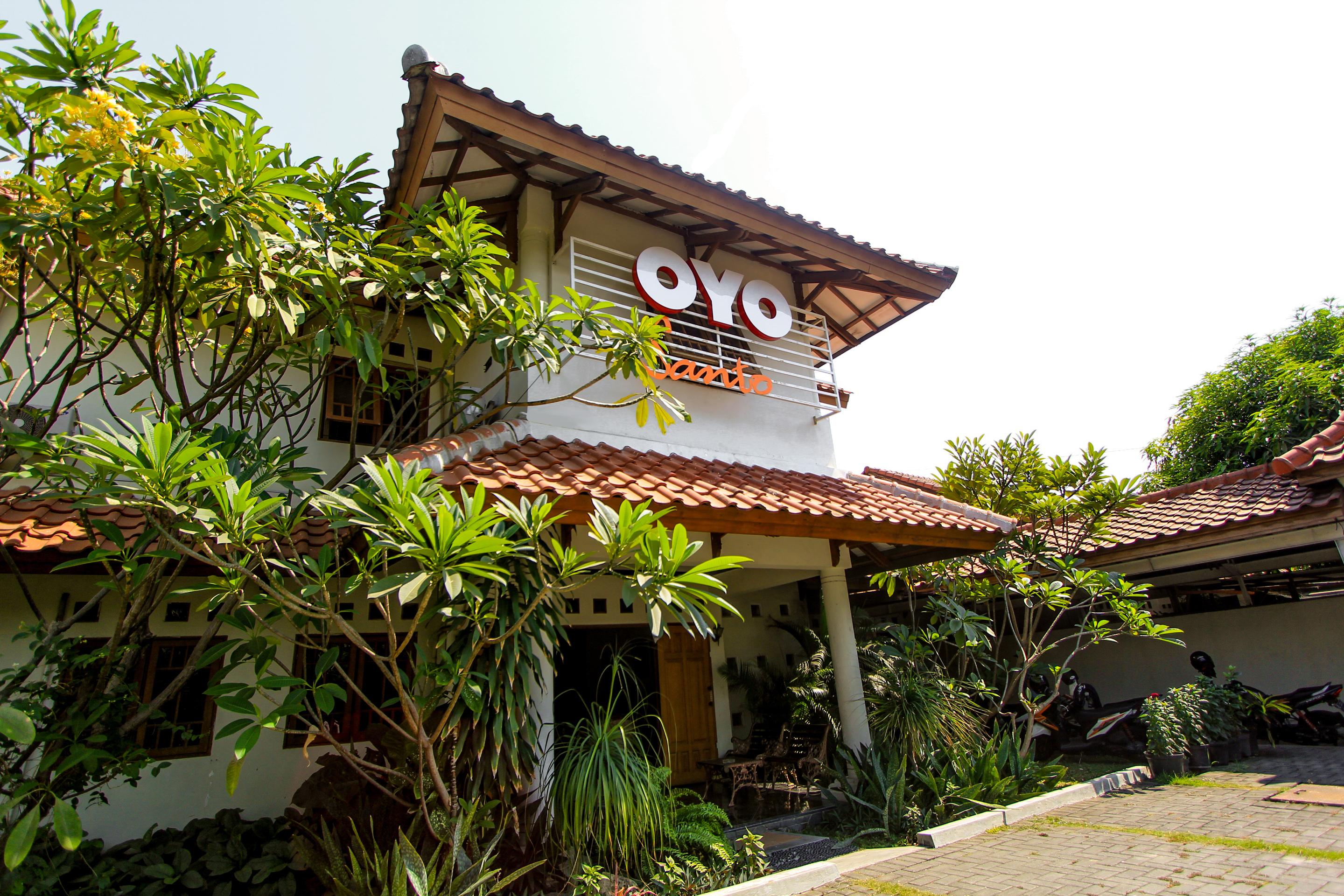 Santo Guest House Tropodo Surabaya Exterior foto