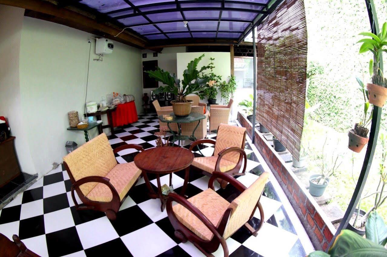 Santo Guest House Tropodo Surabaya Exterior foto